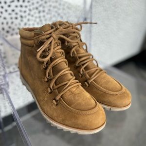 Sorel all weather boots- good condition some Jean rub on top